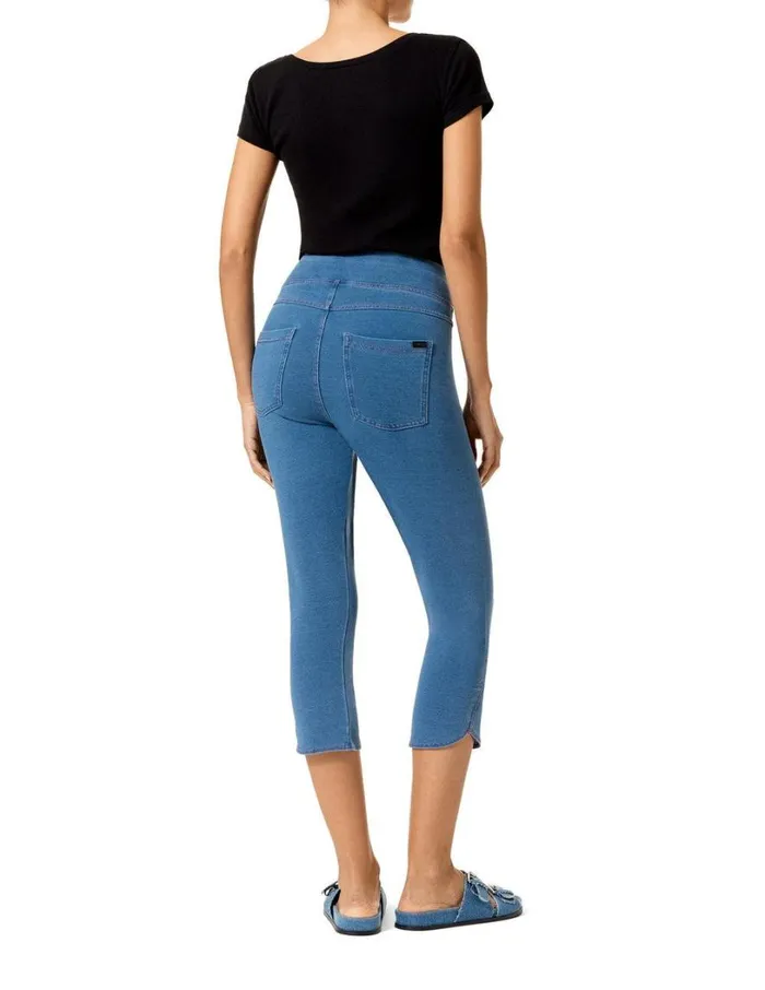 Hue Game Changing Tulip Hem Capri Classic Light Wash Women Denim